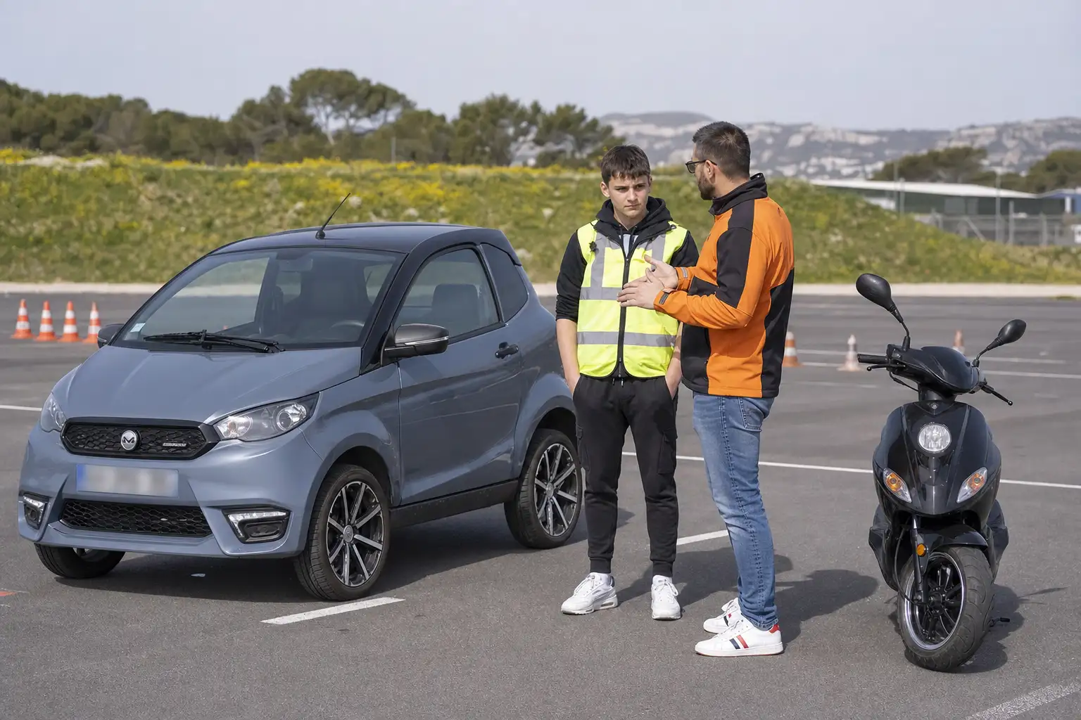 Adolescent au volant d'une voiture sans permis, moniteur d'auto-école assis à ses côtés