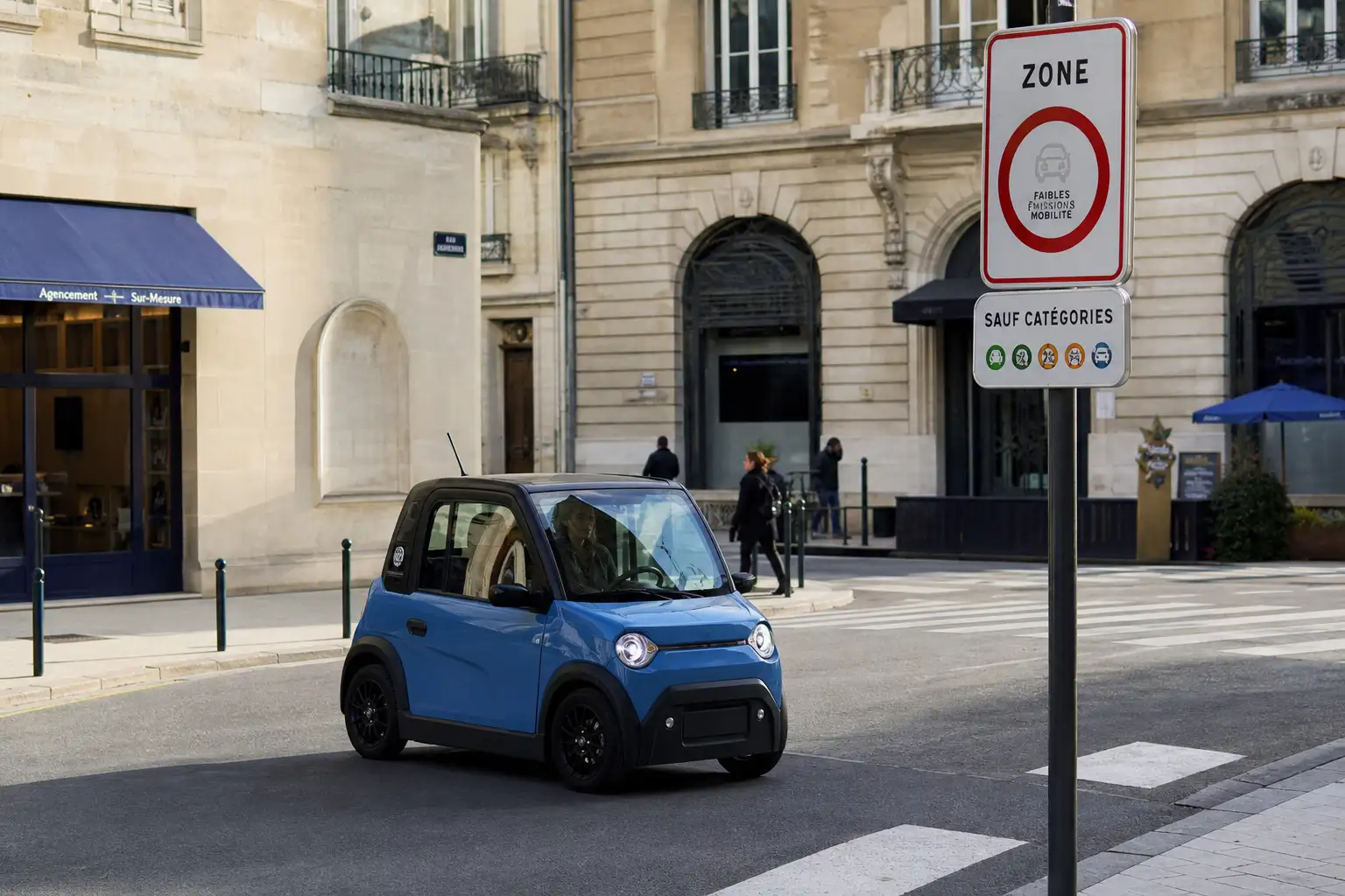 Voiture sans permis électrique circulant dans une rue de centre-ville française, panneau de zone à faibles émissions visible en arrière-plan