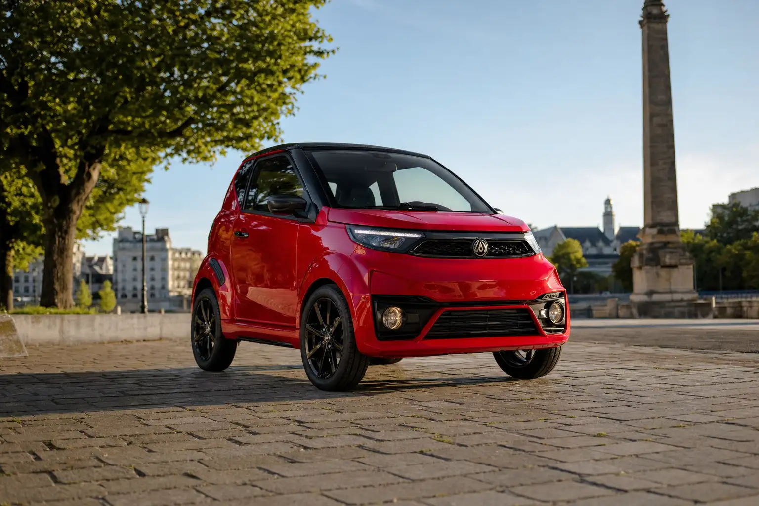Voiturette Ligier au design sportif stationnée dans une rue, jantes et signature lumineuse visibles